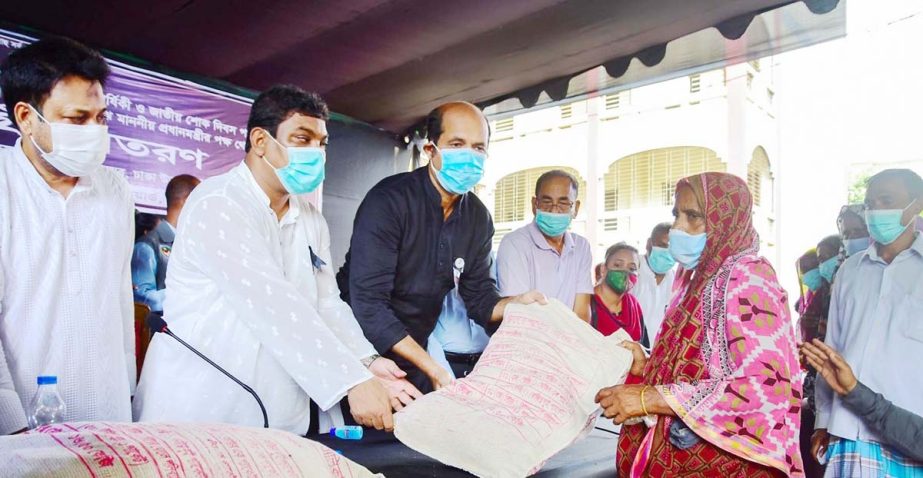 DNCC Mayor Atiqul Islam distributes foodstuff among destitute on the premises of Bangabandhu Sheikh Mujib Academy in the city's Agargaon on Tuesday on the occasion of National Mourning Day. NN photo