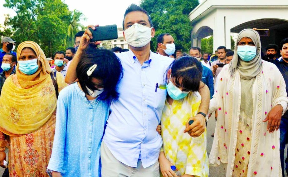 The High Court on Tuesday directed Japanese citizen Nakano Eriko and her Bangladeshi husband Sharif Imran to stay in the same house for 15 days along with their two daughters Jasmine Malika and Laila Lina. NN photo
