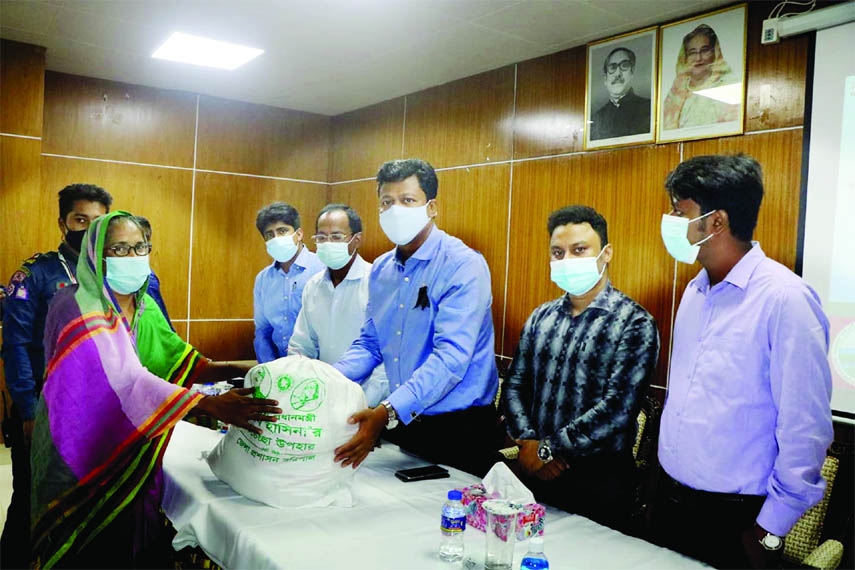 Barishal Deputy Commissioner Jasim Uddin Haider on behalf of the Prime Minister Sheikh Hasina distributes relief goods among 500 poor people of the district in a formal ceremony on Wednesday. Barishal NDC Md. Nazmul Huda, Assistant Commissioner Nirupam Ma