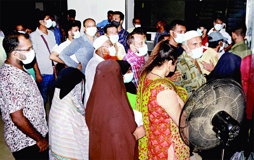 People throng Sheikh Hasina Burn Unit in the capital on Wednesday to receive Covid vaccine.