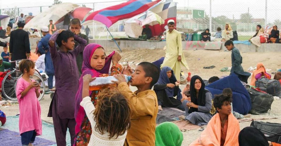 Families who arrive from Afghanistan are seen at their makeshift tents as they take refuge near a railway station in Chaman, Pakistan September 1, 2021. Photo: Reuters