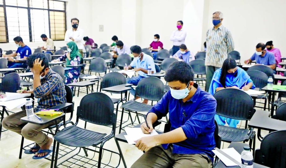 Dhaka University’s Journalism Department holds in-person exams on Thursday after 18 months of the varsity closure as coronavirus infection rate falls. NN photo