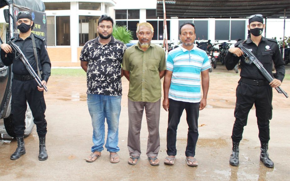 RAB-11 detains 3 extortionists during extorting in transport from Chhattogram Road area in Siddhirganj on Friday.