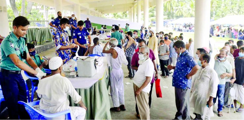 People queue up to receive their second doses of Covid vaccine jabs at Rajarbagh Police Hospital centre in Dhaka's Sher-e-Bangla Nagar as the authorities rolled out the second phase of mass vaccination programme on Tuesday. NN photo