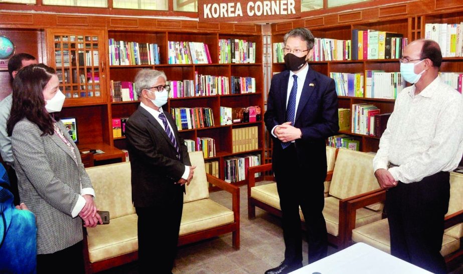 Vice-Chancellor of Dhaka University Prof. Dr..Akhtaruzzaman and South Korean Envoy to Bangladesh Lee Jang-Keun visit 'Korea Corner' at the Central Library of the University on Wednesday. NN photo