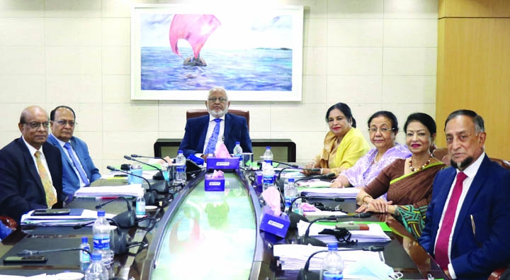 M A Kashem, Executive Committee Chairman of Southeast Bank Limited, presiding over its 403rd meeting at the bank's head office in the capital on Wednesday. Duluma Ahmed, Jusna Ara Kashem, Rehana Rahman, Md. Akikur Rahman, Zakir Ahmed Khan, Directors and