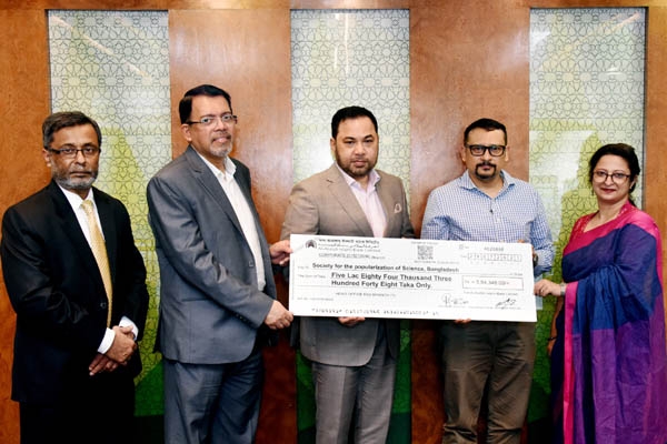 Salim Rahman, Chairman of Al-Arafah Islami Bank Limited (AIBL), handing over a sponsorship cheque to the Secretary of Society for the Popularization of Science, Bangladesh (SPSB), at the banks head office in the capital recently. Farman R Chowdhury, Manag