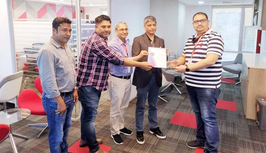 Regional Country Manager of Mart Stiven Radrigadge presents Rising Star Award to Senior Director of Hams Garments Limited Saifur Rahman for the latter's good performance in the city on Wednesday.