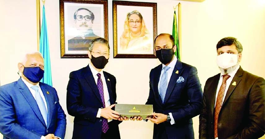 South Korean ambassador Lee Jang-Keun poses for a photograph before a meeting on bilateral trade and investment with Dhaka Chamber of Commerce and Industry (DCCI) President Rizwan Rahman at the latter's office on Thursday.