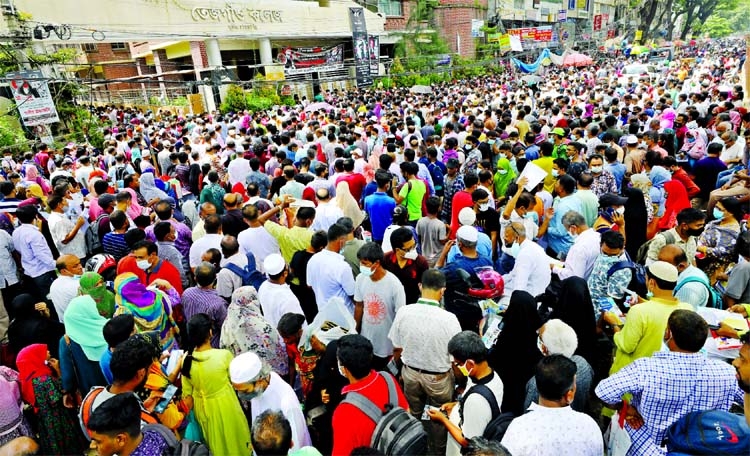 Thousands of guardians swamp outside the Tejgaon College in Dhaka during the Bachelor of Dental Surgery (BDS) admission test on Friday, without maintaining physical distancing.