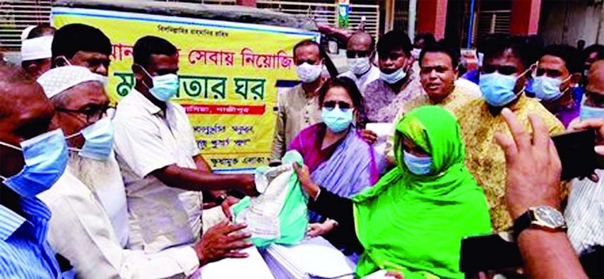 Simeen Hussain Rimi MP, chairperson of the Parliamentary Standing Committee on the Ministry of Culture and daughter of Tajuddin Ahmed, distributed educational materials and food items among the helpless students and parents at the initiative of 'Manabata