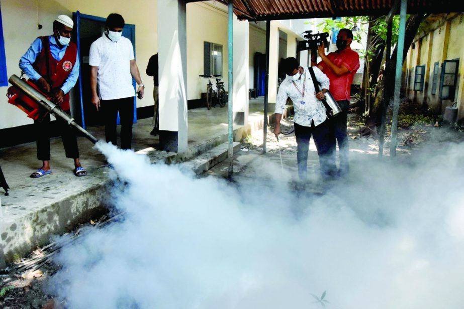 Councilor of 26 No Ward of DSCC Hasibur Rahman Manik supervises the aedes mosquitoes killing drive at a educational institution before opening. The snap was taken from the city's Azimpur area on Saturday. NN photo