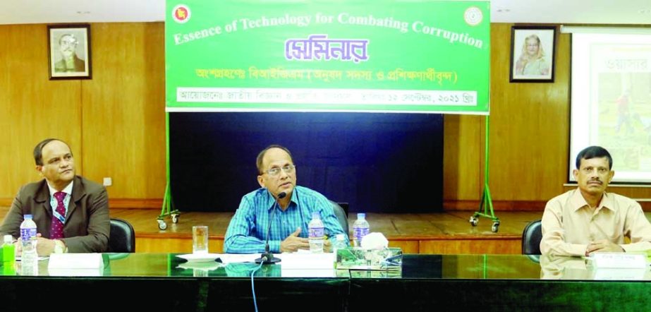 Chief Co-ordinator of BIGM policy analysis course Bounik Goura Sundar speaks at a seminar titled 'Essence of Technology for Combating Corruption' held at Jatiya Biggan O Projukti Jadughar (National Museum of Science and Technology) auditorium at Sher-e-