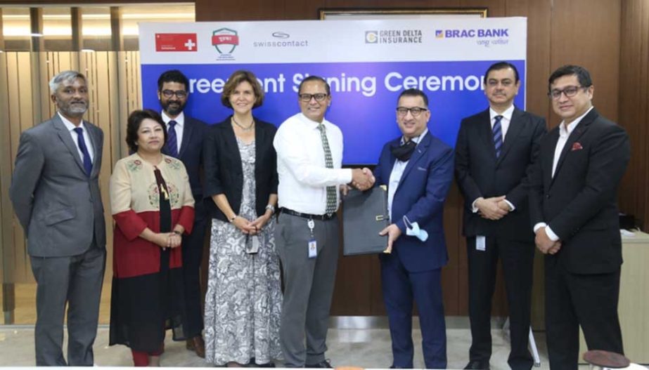 Syed Moinuddin Ahmed, AMD and Company Secretary of Green Delta Insurance Company Limited and Syed Abdul Momen, DMD and Head of SME Banking of BRAC Bank Limited, exchanging document after signing a MoU for their respective organizations at the bank's head