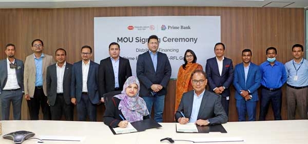 Hassan O. Rashid, Managing Director and CEO of Prime Bank Limited and Uzma Chowdhury, Director (Finance) of PRAN-RFL Group, signing an agreement on behalf of respective organizations. Under the deal, the distributors of PRAN-RFL Group can avail collateral