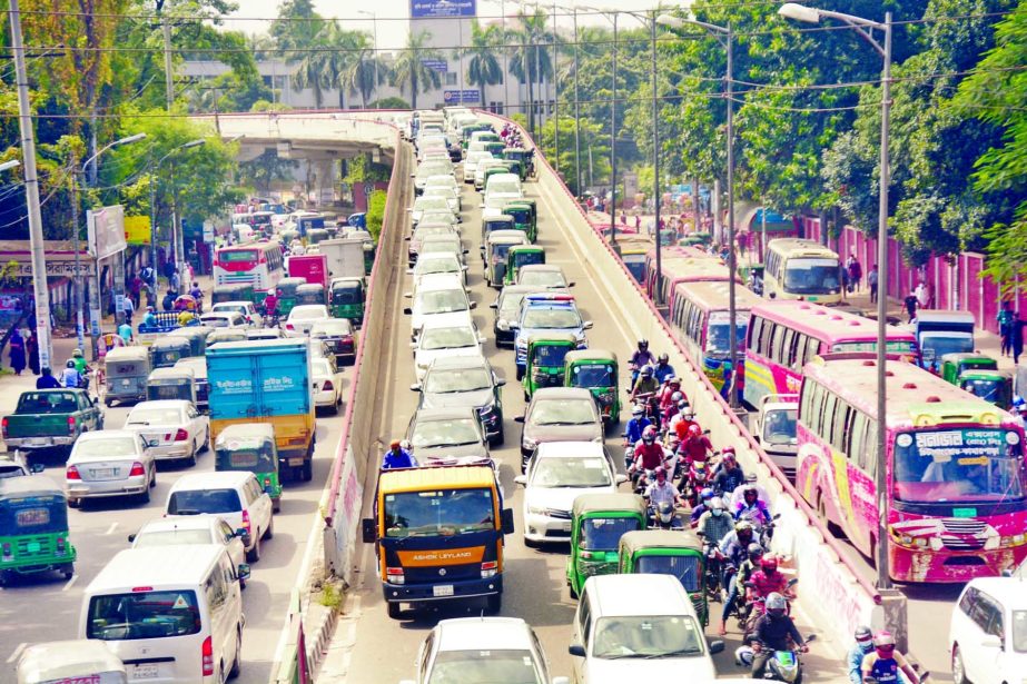 Traffic gets clogged on Dhaka's Mohakhali Flyover and ajdacent roads at the start of the week on Sunday. NN photo