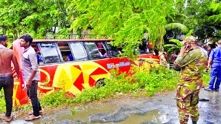A passenger bus plunged into a roadside ditch at Ramakantpur area on the highway in Shalikha upazila of Magura on Sunday.