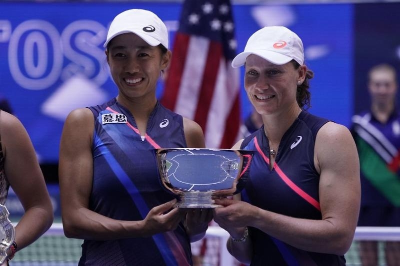 China's Shuai Zhang (left) and Australia's Samantha Stosur pose with the trophy after winning the 2021 US Open Tennis tournament women's doubles at the USTA Billie Jean King National Tennis Center in New York on Sunday. Agency photo