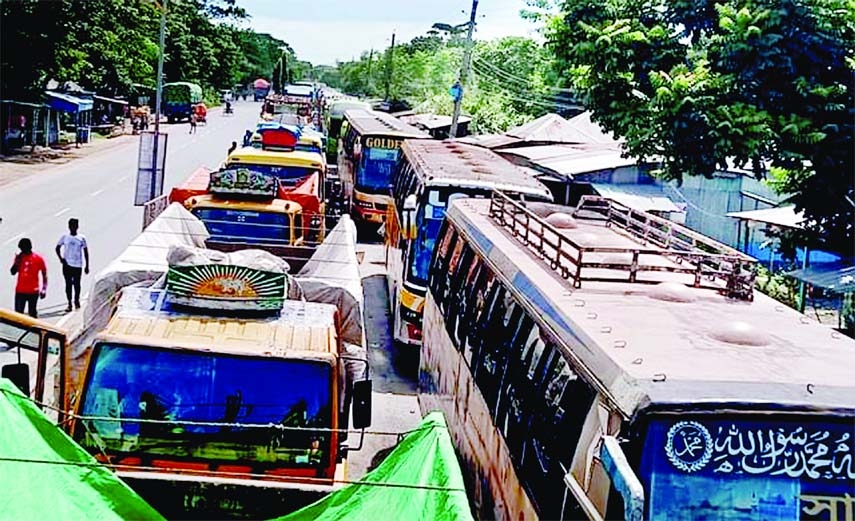 Hundred of vehicles get stuck in along tailback at Kanalghat of Daulotdia area on Wednesday.