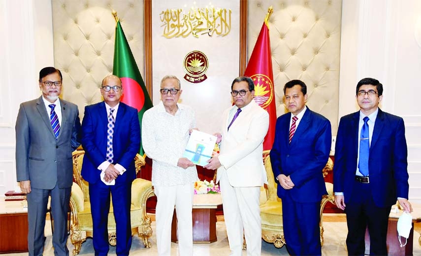 A representative of Bangladesh Judicial Service Commission led by by its Chairman Justice Hasan Foyez Siddiqui submits annual report of the commission-2020 to President Abdul Hamid at Bangabhaban on Thursday.