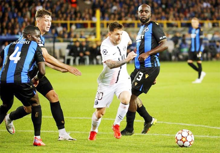 PSG's Lionel Messi (center) goes after the ball against Club Brugge's Stanley Nsoki (left) and Eder Balanta (right) during the Champions League Group A soccer match at the Jan Breydel stadium in Bruges, Belgium on Wednesday.