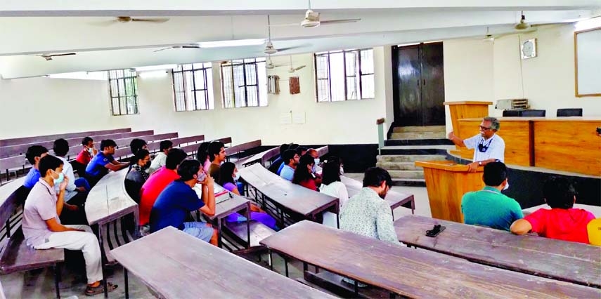 Professor of Jahangirnagar University Economics Department Dr. Anu Muhammad conducts the fourth symbolic protest class in the University gallery room of the Social Science Faculty on Thursday noon demanding reopening of the university by September 30.