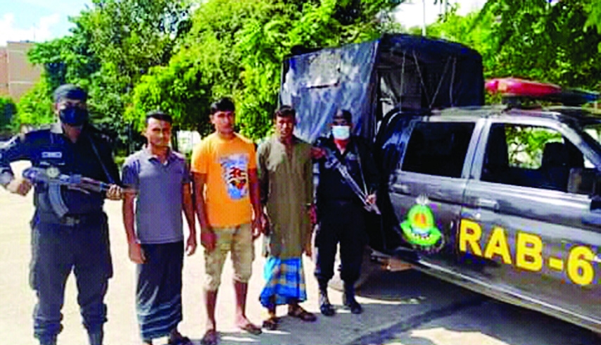 A special team of Rab - 6 arrested three persons with foreign made pistols from Gazirhat Union Parishad Complex in Digholia upazila of Khulna district on Thursday.