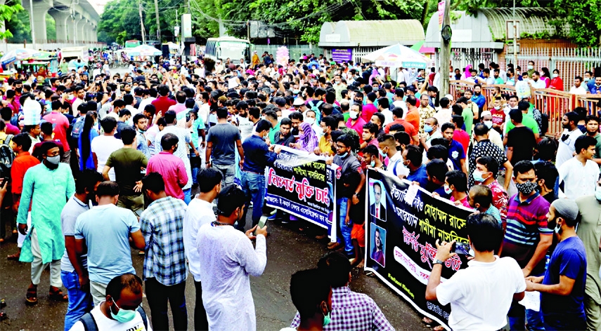 A group of merchants and customers stage protest at the Shahbagh intersection in the capital on Friday demanding release of the Evaly's Chairman Shamima Nasrin and Chief Executive Officer (CEO) Mohammad Rassel.