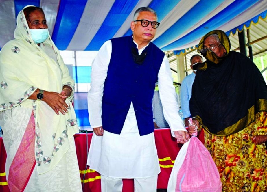 Tarique Afzal, President & Managing Director of AB Bank Limited along with Professor Dr. Hosne-Ara Begum, Executive Director of TMSS recently distributing food and relief materials among 1500 distressed families at Bogura who were hard hit during Covid pa