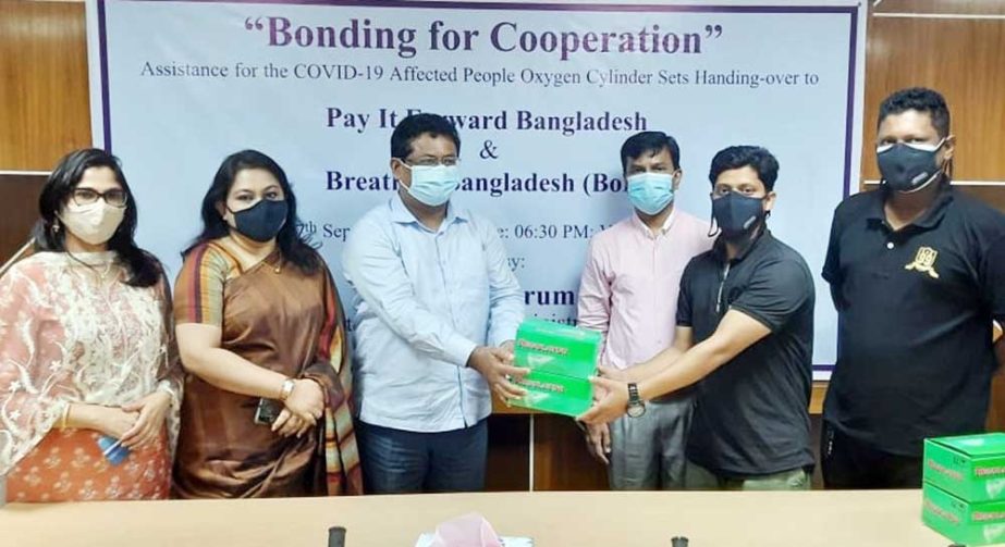 Former Additional Secretary Wahid Hossain, among others, at the distribution of oxygen cylinders and corona kit organised by ACBA Forum-IBA , DU on Friday. NN photo