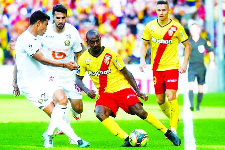 Lens' French midfielder Gael Kakuta (second from right) fights for the ball with Lille's French midfielder Benjamin Andre (left) during the French L1 football match between RC Lens and Lille at Stade Bollaert-Delelis in Lens, northern France on Saturday