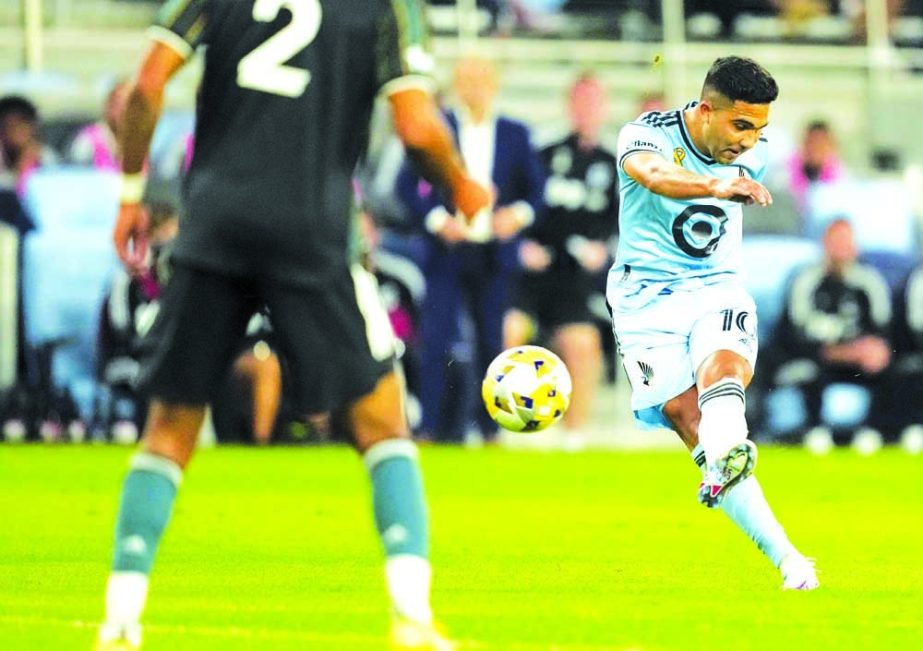 Minnesota United midfielder Emanuel Reynoso (right) shoots from outside to score against the LA Galaxy during the first half of an MLS soccer match in St. Paul on Saturday. AP photo