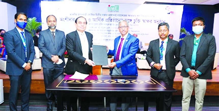 Dr. Md. Mofizur Rahman, Managing Director of SME Foundation and M. Fakhrul Alam, Managing Director of ONE Bank Limited, exchanging document after signing an agreement in the capital recently. Top executives from both organizations were present.