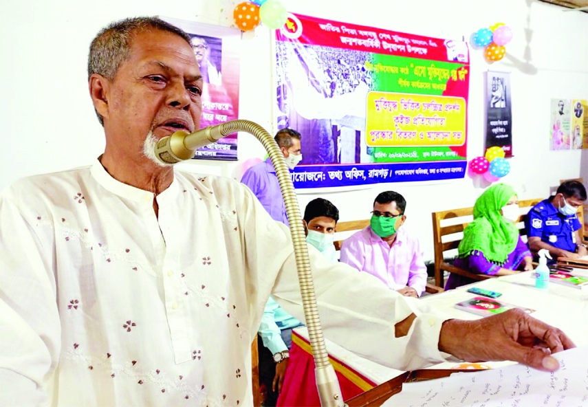 Former Upazila Commander Bir Muktijoddha Mofizur Rahman presents his war time memories at a program titled 'Let's listen to the story of the Liberation War' organized by the Information Office of Ramgarh on Monday.