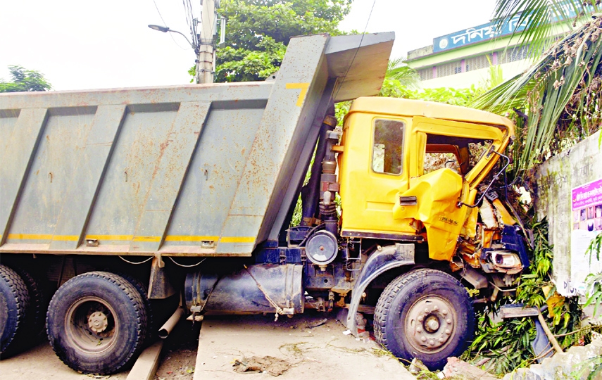 A garbage truck of Dhaka City Corporation gets smashed against a wall of Donia College for being driven recklessly. This photo was taken on Monday.