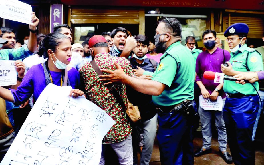 Aggrieved customers and sellers of controversial e-commerce platform Evaly engage in a scuffle in front of CMM court in the capital on Tuesday. NN photo