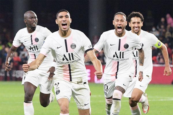 Paris Saint-Germain's Achraf Hakimi (2nd left) celebrates with teammates after scoring his team's second goal against Metz at the Saint-Symphorien Stadium in Longeville-les-Metz on Wednesday.