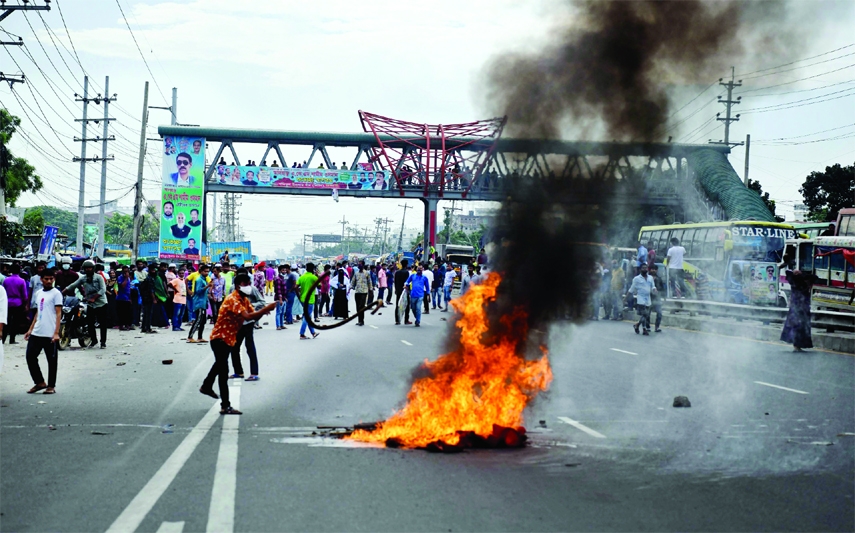 The workers and employees of Opex Sinha Group were locked in clashes with law enforcers when they demanding arrear salaries burnt tyres on Dhaka-Chattogram Highway on Thursday.