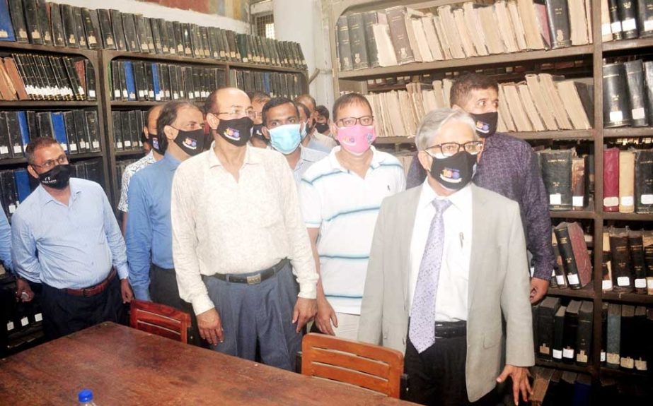 Dhaka University Vice-Chancellor Professor Dr Md. Akhtaruzzaman visits the library as it was reopened after about an 18-month Covid-induced closure on Sunday. . NN photo