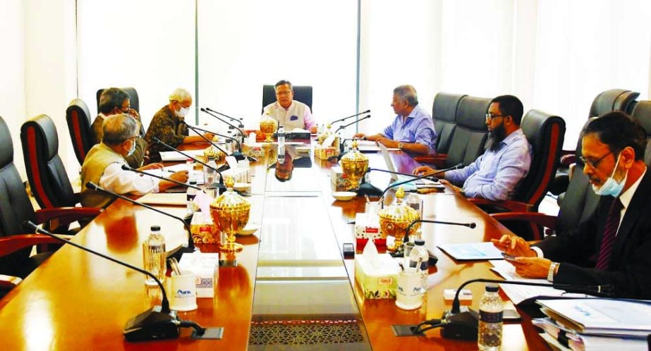 SM Bakhtiar Alam, Chairman, Board of Directors of Islamic Finance and Investment Limited (IFIL), presiding over the 291st board of directors meeting at its head office in the capital on Sunday. Abul Quasem Haider, Vice-chairman, Kaiser A Chowdhury, Audit