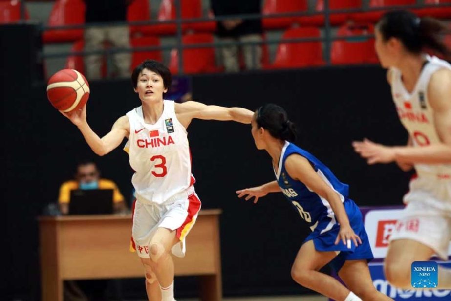 Yang Liwei (left) of China tries to pass the ball during the FIBA Women's Asia Cup 2021 Group B basketball match between China and the Philippines in Amman, capital of Jordan on Monday. Agency photo