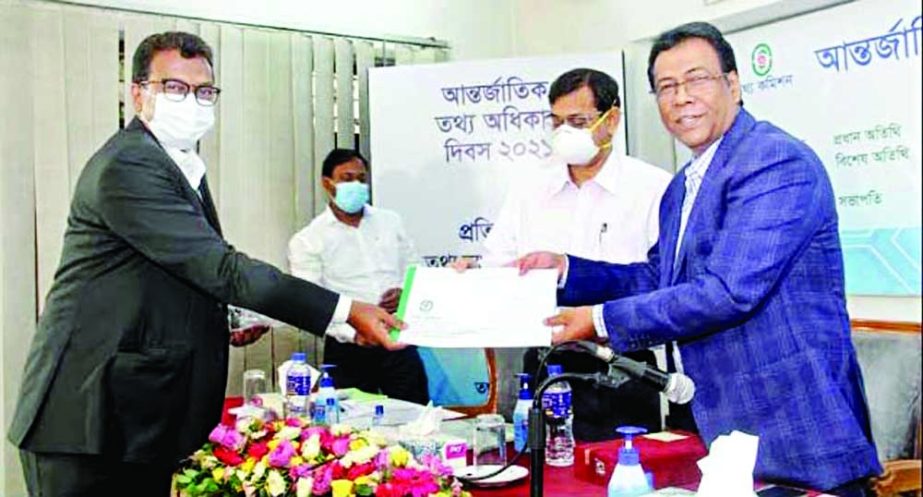 Secretary of Information and Broadcasting Ministry Mokbul Hossain presents crest and certificate of Right to Information Award to Land Secretary Mostafizur Rahman for the latter's contribution in implementing right to information at the seminar room of t