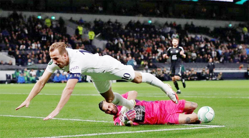 Tottenham Hotspur's Harry Kane (left) in action with Mura's Matko Obradovic during the Europa League football match at the Tottenham Hotspur Stadium in London, Britain on Thursday.