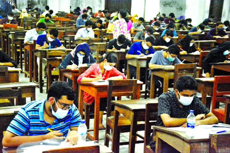 Applicants appear for the Dhaka University's "Ka" unit (science faculty) admission test for the 2020-21 academic year on Friday, after a yearlong suspension due to the coronavirus pandemic.
