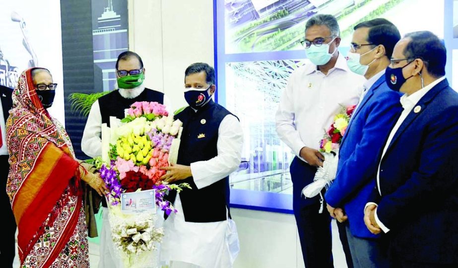 Cabinet members, army and civil officials welcome Prime Minister Sheikh Hasina presenting bouquet at Hazrat Shahjalal International Airport in the city on Friday when the latter reaches the airport after attending UNGA session. PID photo