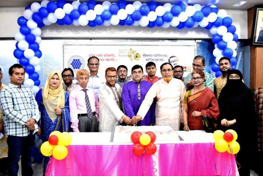 Prof. Dr. Md. Kismatul Ahsan, Chairman along with Md. Abul Hossain, Managing Director and other executives of Investment Corporation of Bangladesh (ICB), cutting a cake on the occasion of its 45th founding anniversary at ICB head office in the capital rec