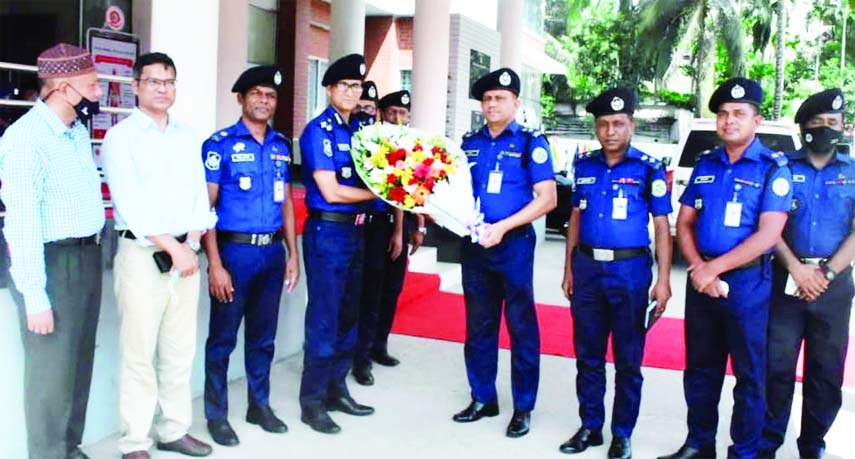 Barishal Range DIG SM Akhtaruzzaman visits the Barishal District Police Superintendent office on Sunday and was greeted by District Police Super Md Maruf Hossain and other officials.