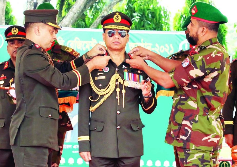 Senior Commander and Master Warrant Officer adorns 'Colonel Rank Badge' to Chief of Army Staff General SM Shafiuddin Ahmed at the inaugural function of '6th Colonel of the Regiment' of Bangladesh Infantry Regiment (BIR) held at Shaheed Colonel Anis Pa