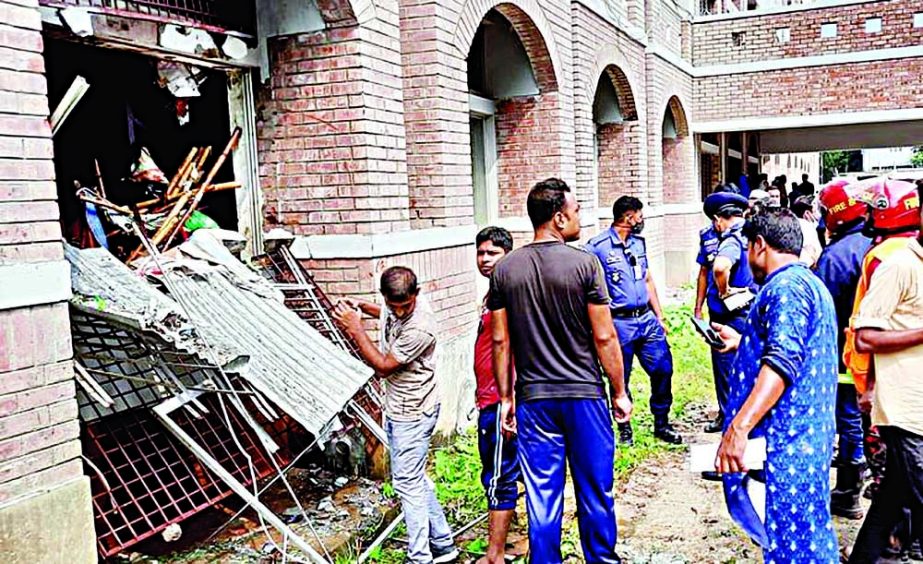 Police personnel collect evidences at the site of explosion that occurred in the storeroom of the Jhenaidah Chief Judicial Magistrate Court Building on Sunday afternoon. NN photo