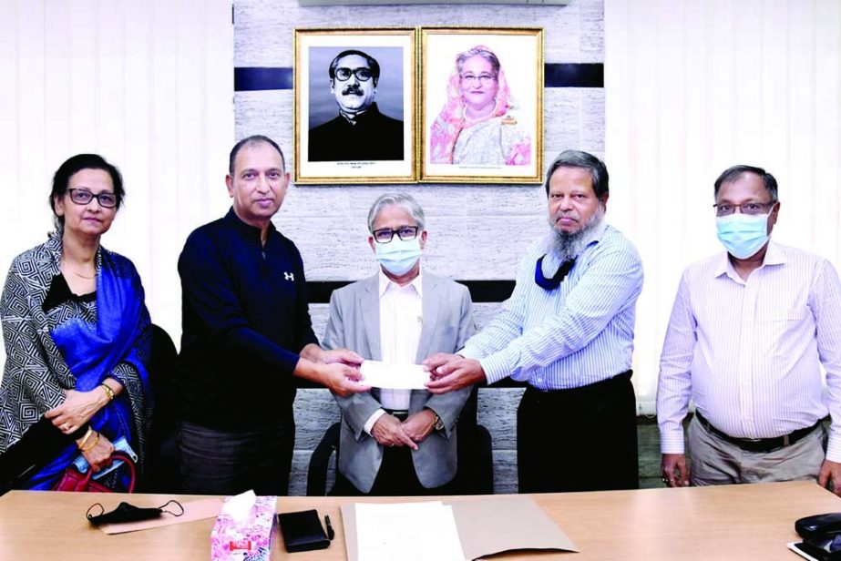 A new trust fund titled "Fazilatunnesa Islam and Sirajul Islam Trust Fund" has been established at the University of Dhaka. NSM Faruque, son of Fazilatunnesa Islam and Sirajul Islam, hands over a cheque for Tk. 12 lac to DU Treasurer Prof. Mamtaz Uddin